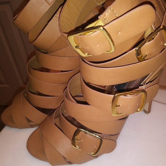 Opened Toe Cross Strap Buckled Heels! - Picture 4 of 5